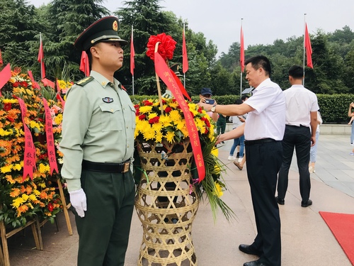 党委书记袁维坤代表学院向毛泽东铜像敬献花篮 党委书记袁维坤代表学院向毛泽东铜像敬献花篮
