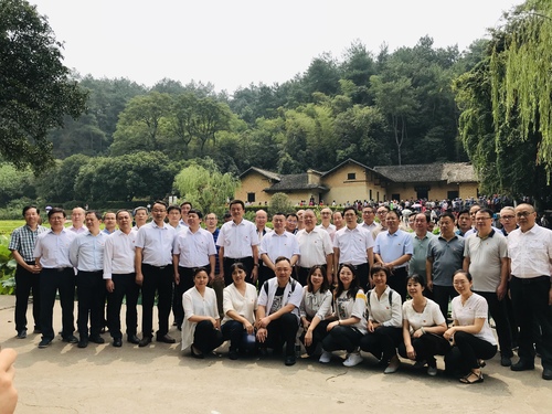 瞻仰毛泽东同志故居 瞻仰毛泽东同志故居